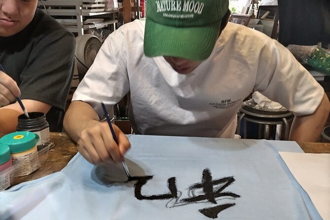 Handwriting Kanji With Ink on T-Shirt Private Art Class in Tokyo - Exploring Kanji Calligraphy