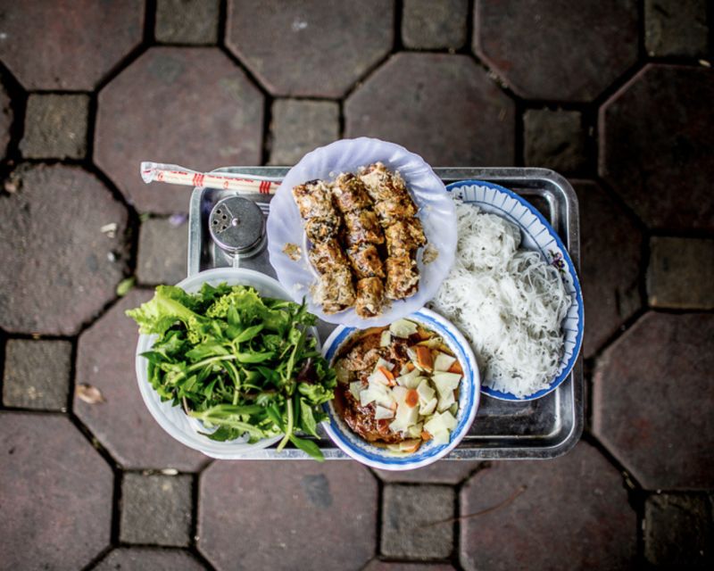 Hanoi: 7 Tasting Street Food Walking Tour and Train Street - Key Points