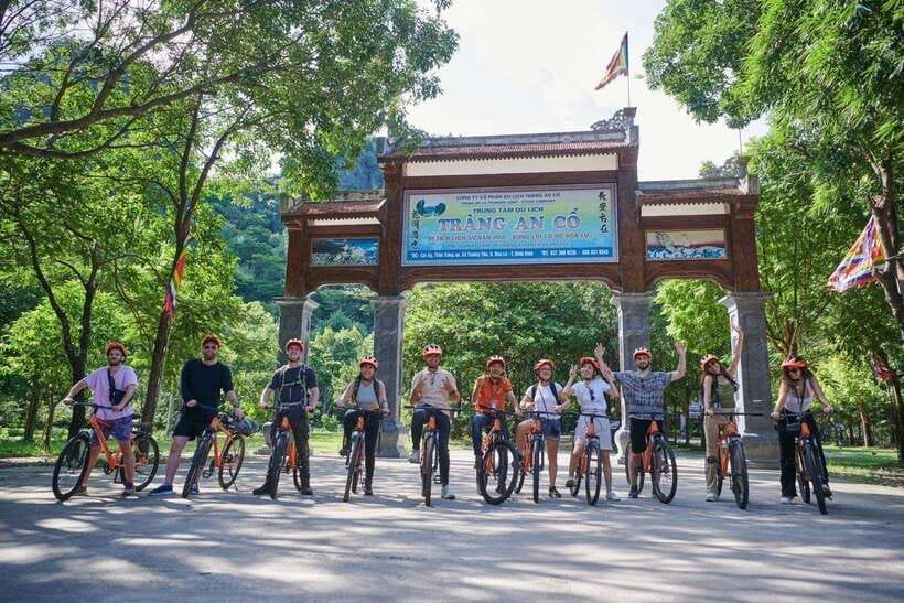 Hanoi: Bai Dinh Pagoda, Trang An, and Mua Cave Day Tour - Climb to Mua Cave (Dragon Peak)
