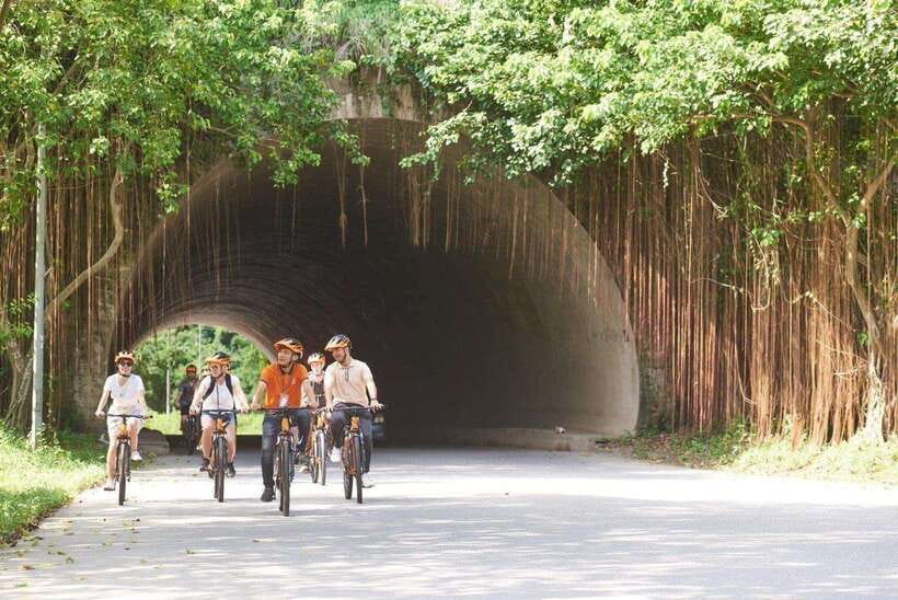 Hanoi: Bai Dinh Pagoda, Trang An, and Mua Cave Day Tour - Dining Experience