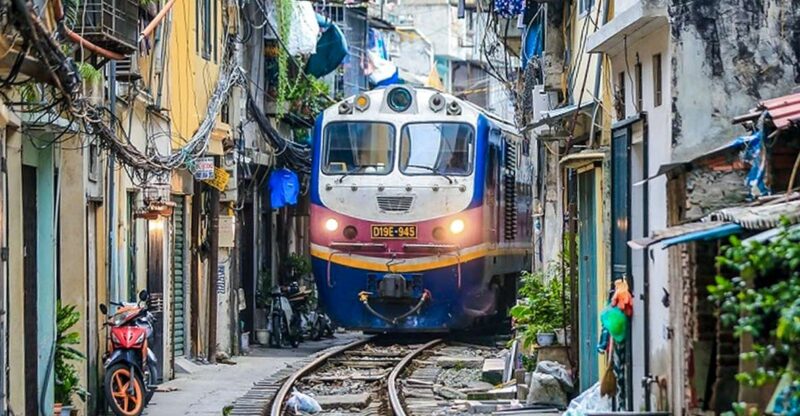 Hanoi: Guided Food Tour With Train Street Visit - Guide and Language