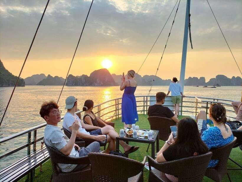 Hanoi: Ha Long Bay 5-Star Cruise With Kayaking and Lunch - Exploring Sung Sot Cave