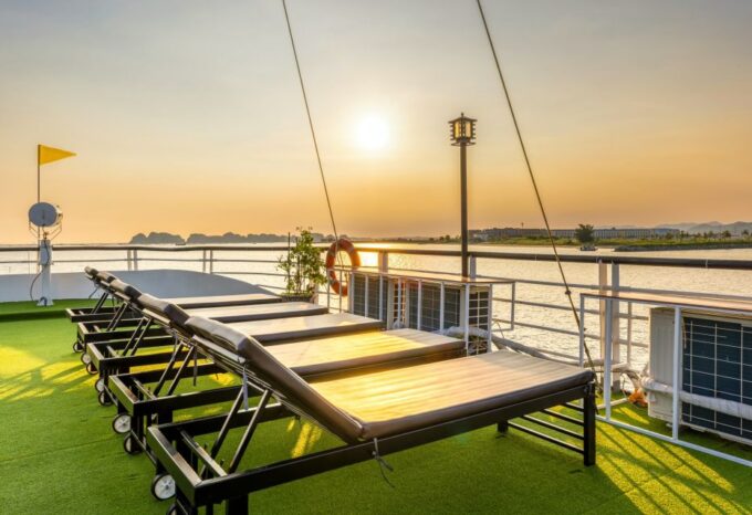 Hanoi: Halong Bay Cruise, Amazing Cave, Titov Island & Kayak - Kayaking and Sunset Celebrations