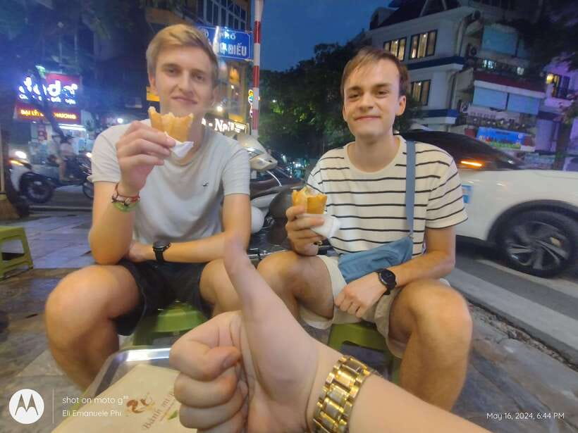 Hanoi Local Experience Food Tour With a Local Foodie - Local Guide Experience