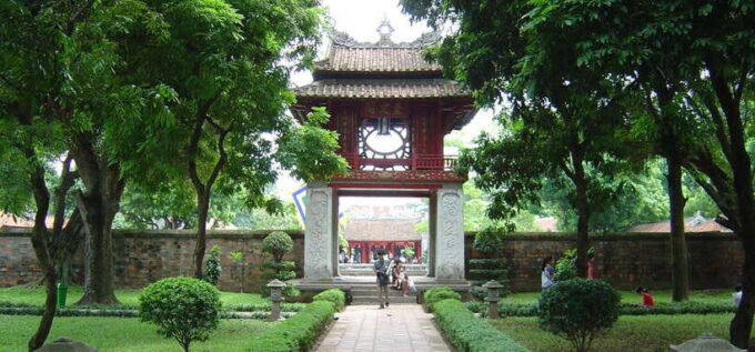 HANOI: MOTORBIKING TO TRAIN STREET & STREET FOOD TASTING - Savoring Hanois Street Food Delights
