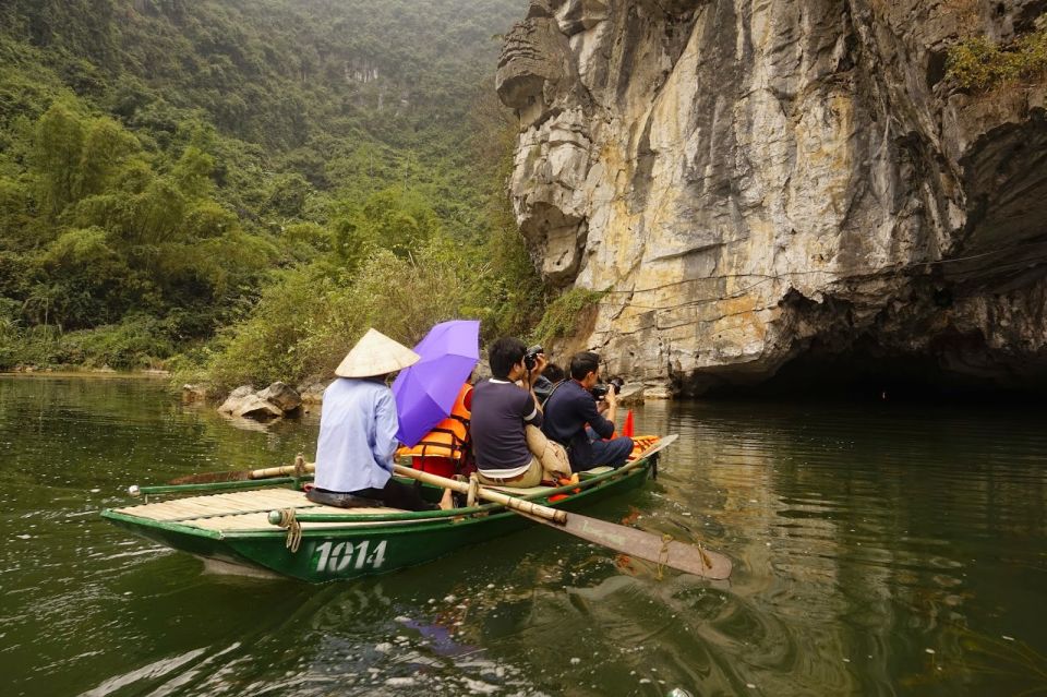 Hanoi: Mua Cave, Tuyet Tinh Coc Pagoda & Trang An Boat Tour - Trang An Boat Tour Experience