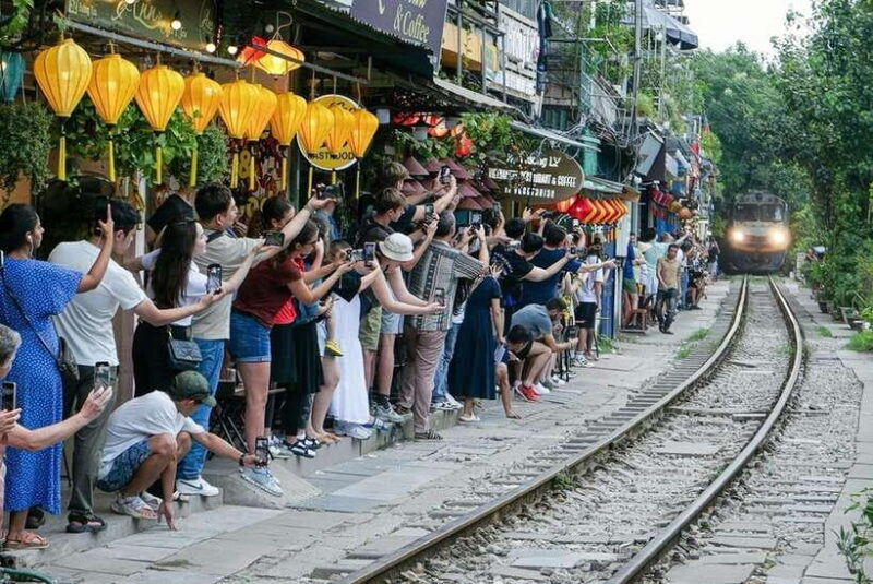 Hanoi: Private Food Tasting Tour and Train Street Experience - The Essence of Vietnamese Street Food