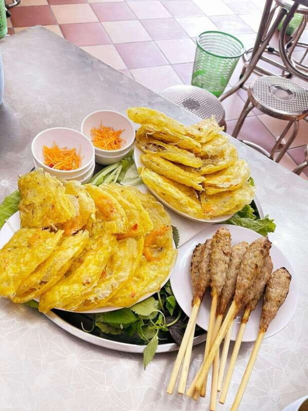 Hanoi: Private Motorbike Tour With Highlight Local Food - Visit the Historic Long Bien Bridge