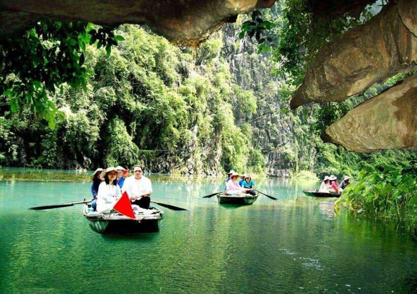 Hanoi: Trang An, Bai Dinh and Mua Cave Fullday - Lunch and Dining Experience