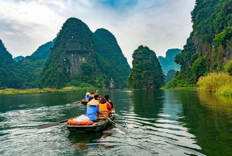 Hanoi: Trang An Boat, Bai Dinh Pagoda and Mua Cave Day Tour - Bai Dinh Pagoda Experience