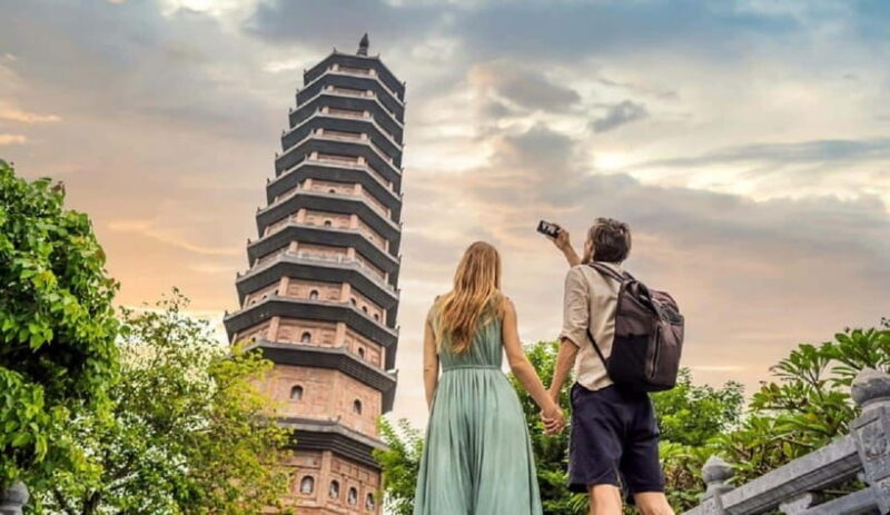 Hanoi: Trang An Boat, Bai Dinh Pagoda and Mua Cave Day Tour - Hike to Mua Cave