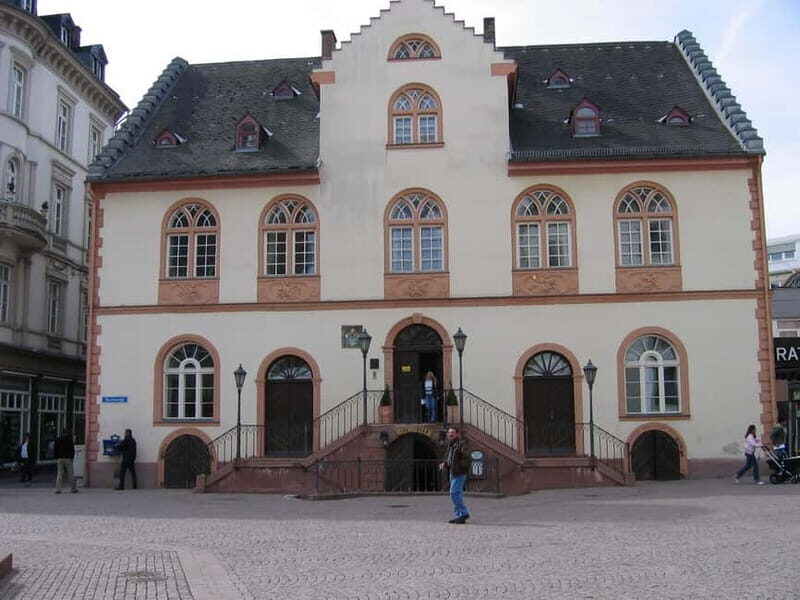 Heiße Quellen: Wiesbaden - Von den Römern bis heute - Key Points