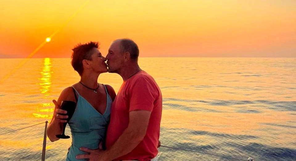 Heraklion: Dia Island Romantic Sunset Cruise with Wine - The Experience in a Nutshell