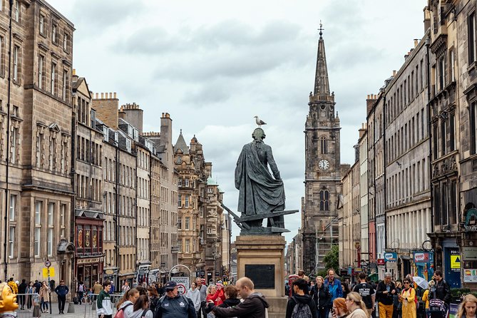 Highlights & Hidden Gems With Locals: Best of Edinburgh Private Tour - Tour Highlights