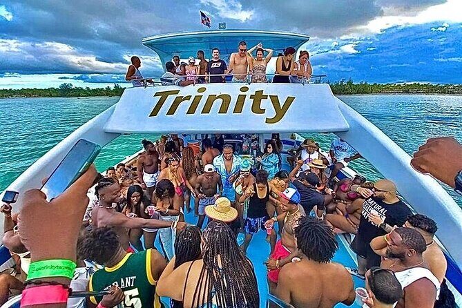 Hip Hop solo para adultos PartyBoat con Bebidas ilimitadas y Bar - The Sum Up