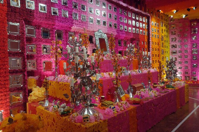 Historic center walking tour through time and space - From Old to New: The Palaces and the Postal Service