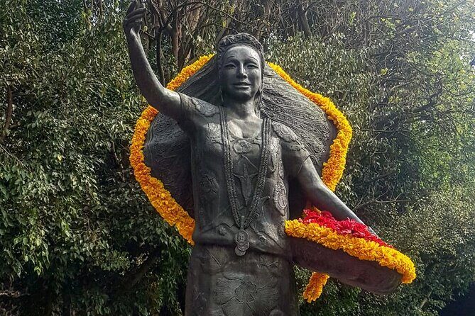 Historic Neighborhoods & Monuments: Hop-On, Hop-Off Mexico City - The Experience of Guides and Views