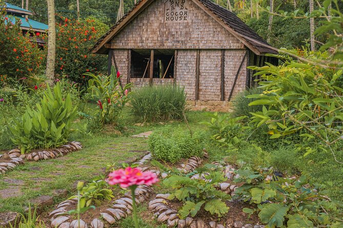 Historical 18TH Century Estate Tour With Coconut Tasting - Accessibility and Amenities
