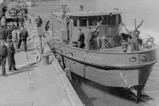 Historical and Architectural Chicago Fireboat River/Lake Cruise - Experiencing the Retired Fireboat Up Close