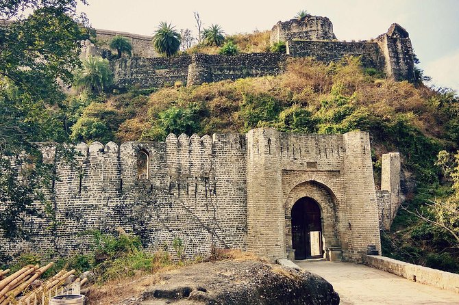 Historical Tour Including Unesco Kangra Fort & Rock Cut Temple From Dharamshala - Scenic Views and Surroundings