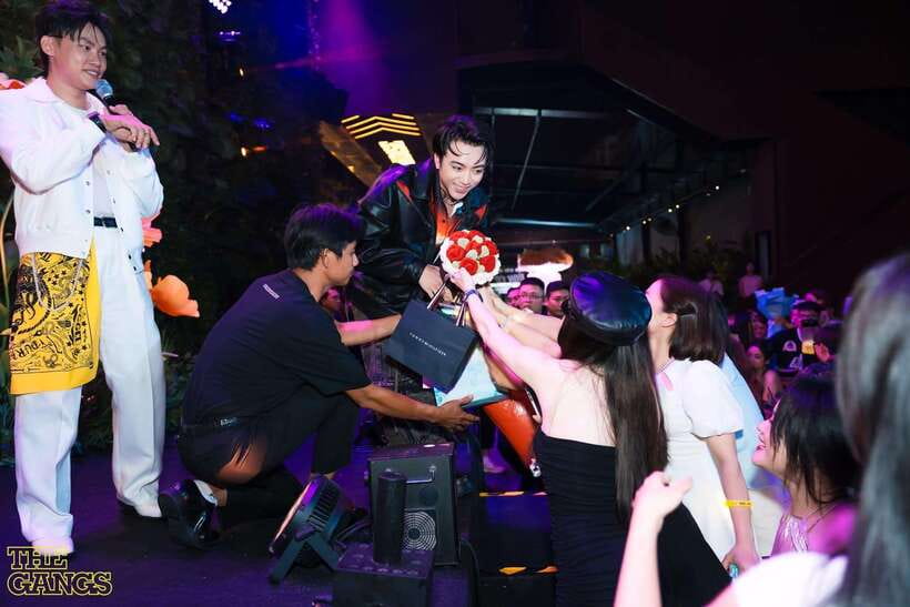 Ho Chi Minh City Night Tour: Bar, Food, Dance With Student - Lively Nightclubs and Dancing