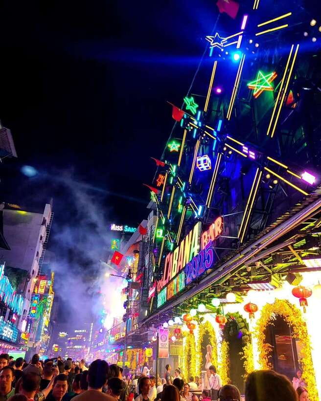 Ho Chi Minh City Night Tour: Bar, Food, Dance With Student - Exploring Bùi Viện Walking Street