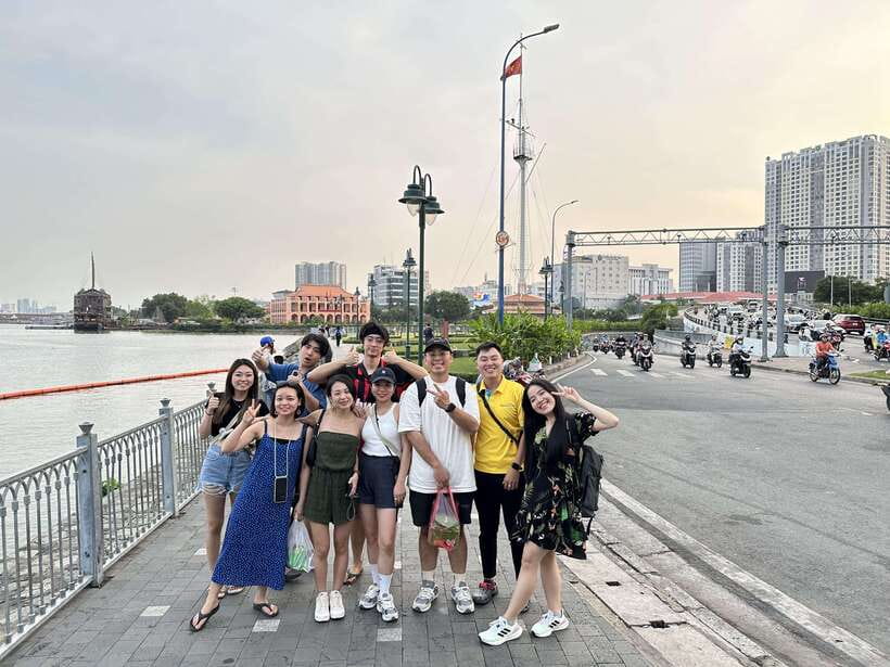 Ho Chi Minh City: Night Walking Tour With Local Guide - Interacting With Locals and Enjoying Performances