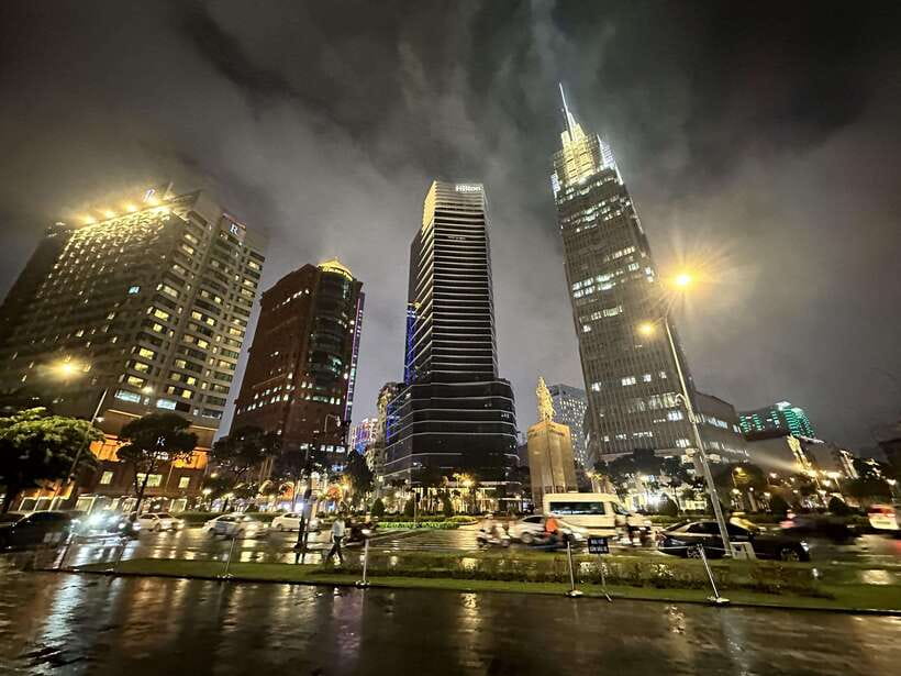Ho Chi Minh City: Night Walking Tour With Local Guide - Insights Into Saigons Past and Present