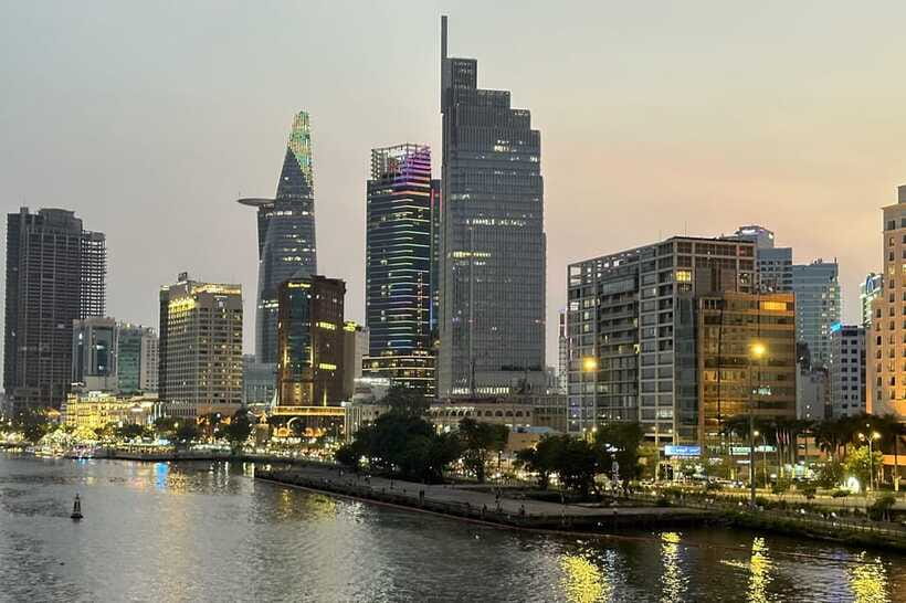 Ho Chi Minh City: Night Walking Tour With Local Guide - Opportunity to Try Local Street Food