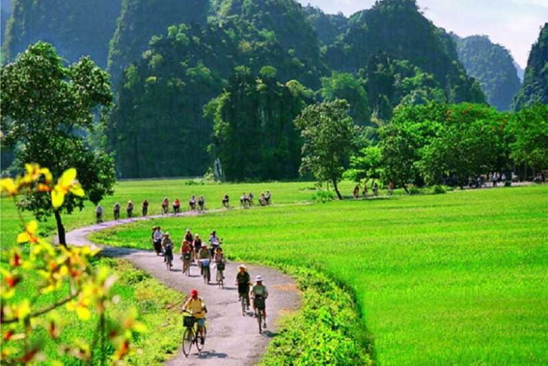 Hoa Lư - Trang An - Mua Cave by Limousine - Buffet 1 Day - Adventure at Mua Cave