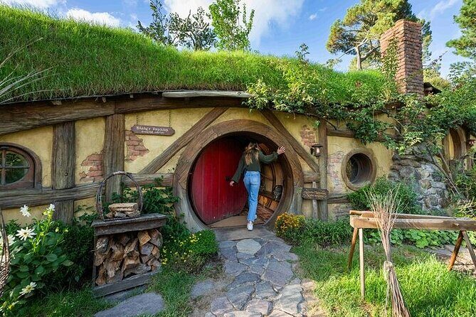 Hobbiton Movie Set & Waitomo Glow Worm Caves Private Tour - An Overview of the Tour Experience