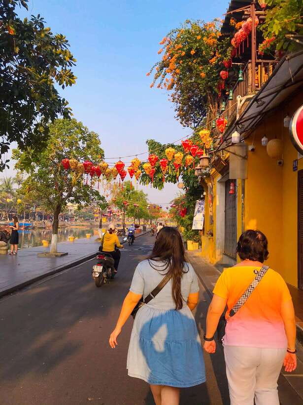 Hoi An: Guided Tour of Town and Fish Market With Breakfast - Exploring Hoi An Ancient Town
