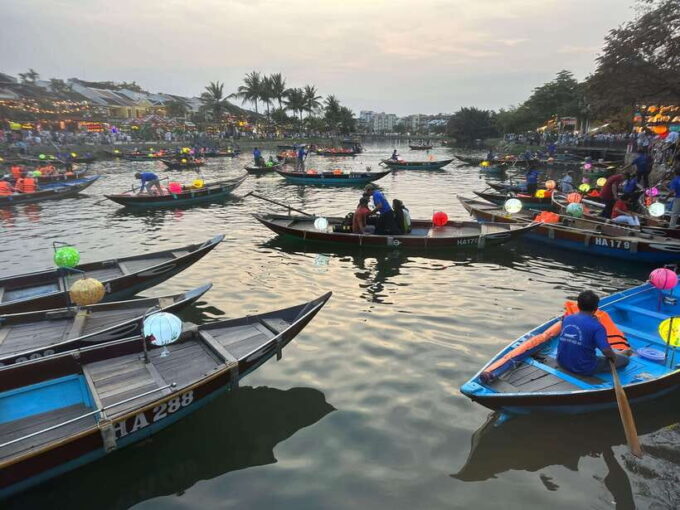 Hoi An: Guided Walking Tour With Local Food - Customization Options for Private Groups