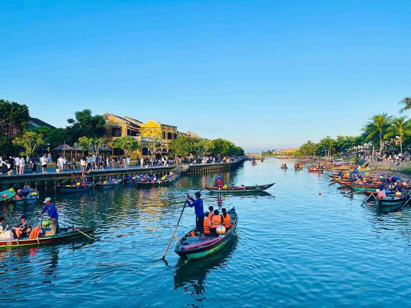 Hoi An: Hoai River Boat Ride With Flower Lantern Release - Releasing Flower Lanterns for Good Luck