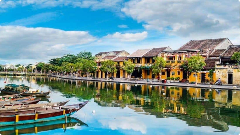 Hoi An: Hoai River Boat Trip by Night With Release Lantern - Exploring Hoi Ans Charming Nightscape