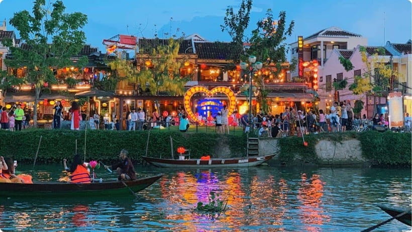 Hoi An: Hoai River Boat Trip by Night With Release Lantern - Releasing Lanterns and Making Wishes