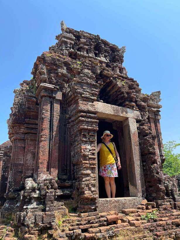 Hoi An: My Son Ruins; Bus-Boat-Cultural Show-Lunch-Guide - Cultural Experiences and Dining