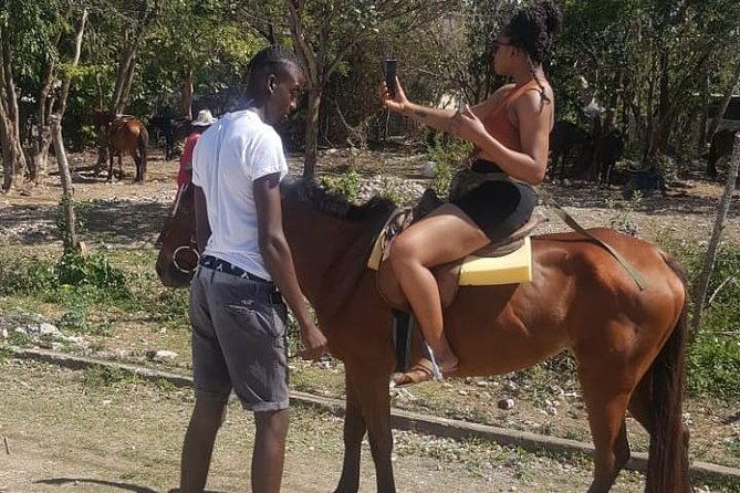 Hour Horseback Riding Guided Tour From Runaway Bay - Booking and Cancellation Policies