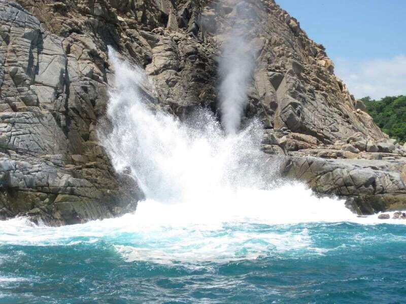 Huatulco: Bays Boat Tour with Snorkeling and Hotel Pickup - Key Points