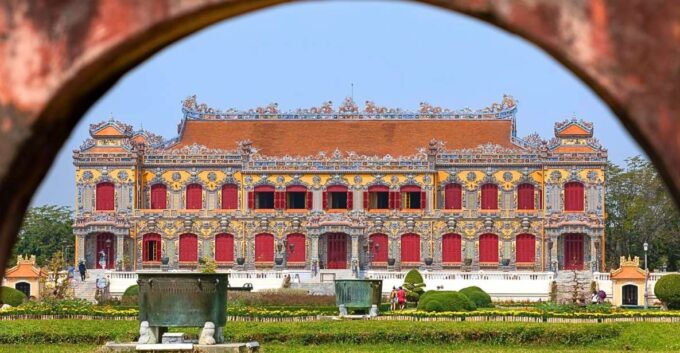 Hue: Hue Walking Tour to Imperial Citadel With Tour Guide - Exploring the Cua Ngo Mon