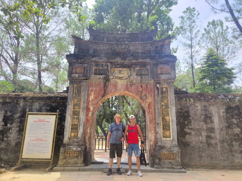 Hue: Royal Tombs, Pagoda, Perfume River by Dragon Boat & Car - Tour Highlights