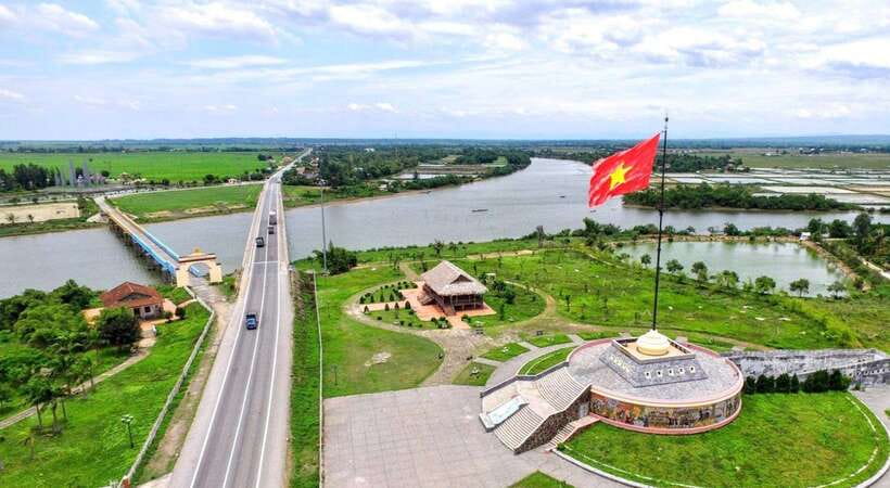 Hue to DMZ Historic: Vinh Moc Tunnels & Khe Sanh Combat Base - Crossing the Hien Luong Bridge and the Ben Hai River