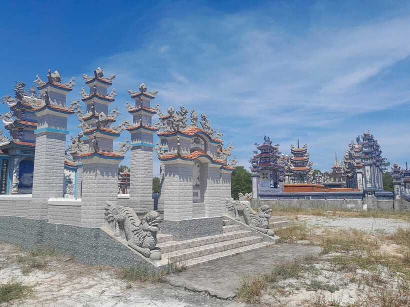 Hue: Transfer to Hoi an With Royal Tombs & an Bang Cemetery - Important Restrictions and Guidelines