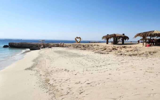 Hurghada: Magawish Island & Parasailing Tour W Buffet Lunch - What to Bring