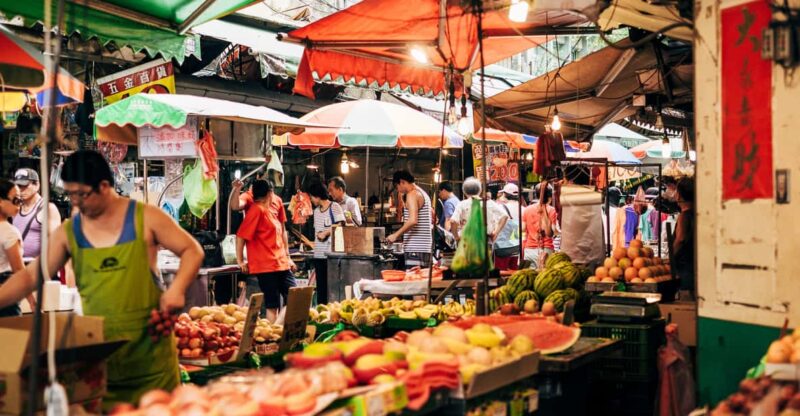 Iconic Food Tour: Local Street Food, Drinks & Sites - Itinerary Highlights