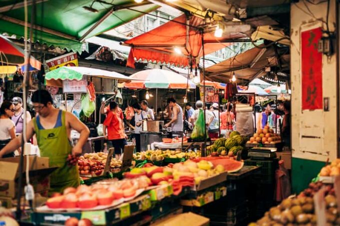 Iconic Food Tour: Local Street Food, Drinks & Sites - Group Size and Language