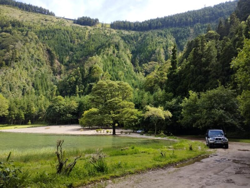 Idyllic Full Day West, Twin & Fire lakes by SUV - Who Will Love This Tour?