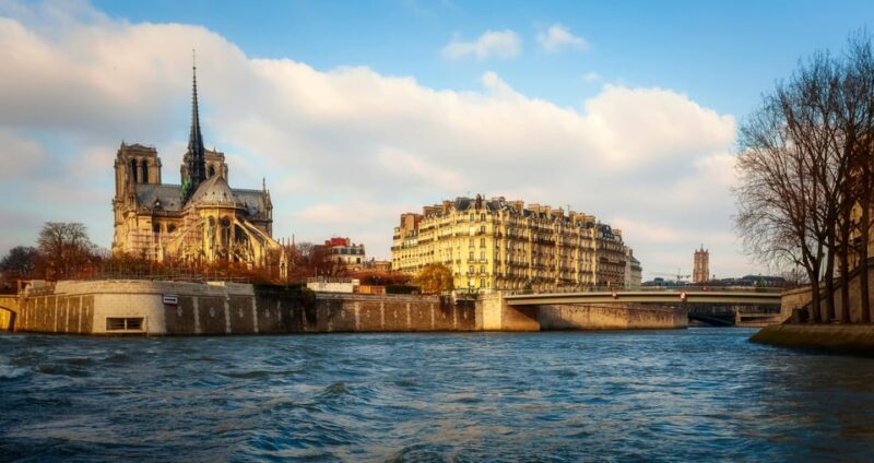 Ile De La Cite & Notre Dame Exterior | Guided Tour | 1h - Admiring the Notre Dame Facade