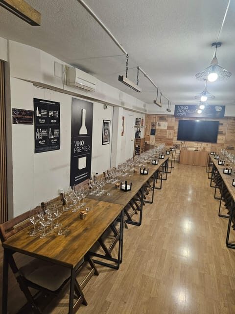 Initiation tasting to the world of wine + tasting of Iberian cured meats - Exploring the Madrid Wine & Iberian Ham Tasting