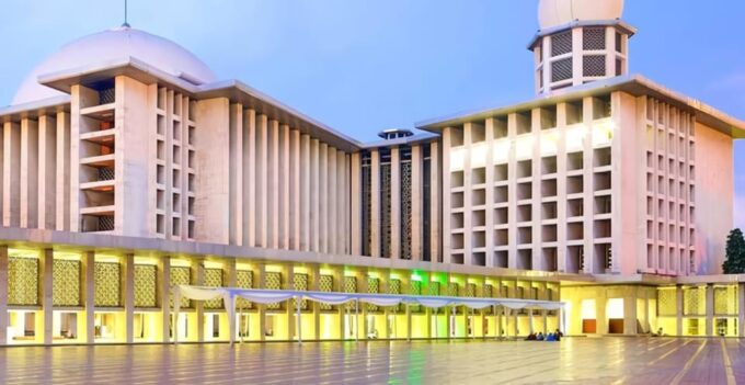 Jakarta City Tour With Local Guide All Languages - Cathedral Church and Mosque Istiqlal